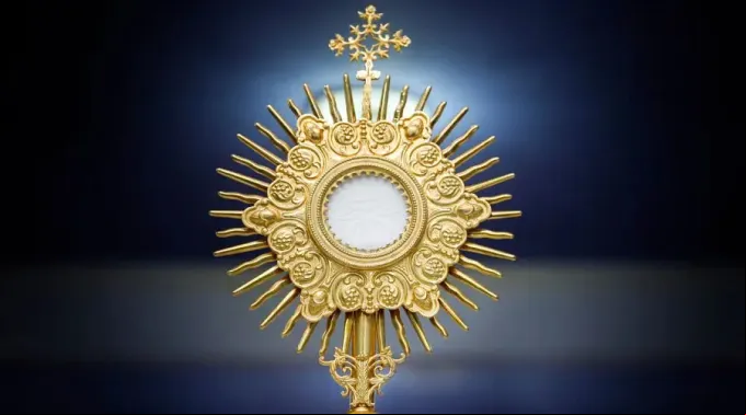 Obispo-y-sacerdotes-se-salvan-de-morir-en-bombardeo-gracias-al-Santisimo-Shutterstock-02052023.jpg ?? 