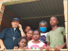Dom Rubén Darío Jaramillo com uma família em sua nova casa em Buenaventura. Crédito: Diocese de Buenaventura