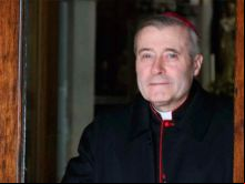 Dom Mark Davies reabre a Catedral de Shrewsbury ao público após 86 dias de fechamento (15 de junho de 2020