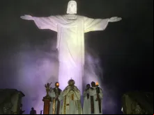 Cardeal Orani Tempesta dá a bênção com o Santíssimo, no Cristo Redentor.