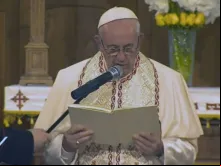 Papa reza uma oração pela paz.