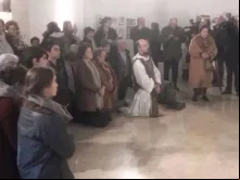 Fiéis desagravam por exposição sacrílega.
