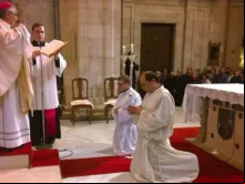 Pe. Juan de Cáceres (primeiro à direita) durante a sua ordenação sacerdotal.