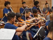 Ensaio na sede da orquestra, na Maré, Rio de Janeiro