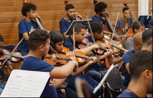 Ensaio na sede da orquestra, na Maré, Rio de Janeiro