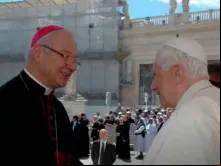 Dom Oscar Rizzato em uma imagem de arquivo com Bento XVI.