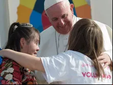 Papa com alguns jovens.