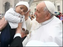 O papa Francisco cumprimenta uma criança durante a audiência geral