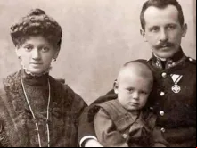 Emília e Karol Wojtyla seguram São João Paulo II nos braços. Crédito: Conferência Episcopal Polonesa.
