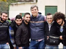 Pe. Alejandro León com jovens sírios 
