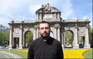 Pe. Ángel Briz, capelão militar na Porta do Alcalá (Madri).