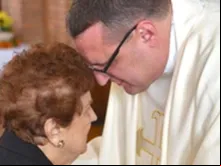 Pe. Anthony e sua mãe no dia de sua ordenação.