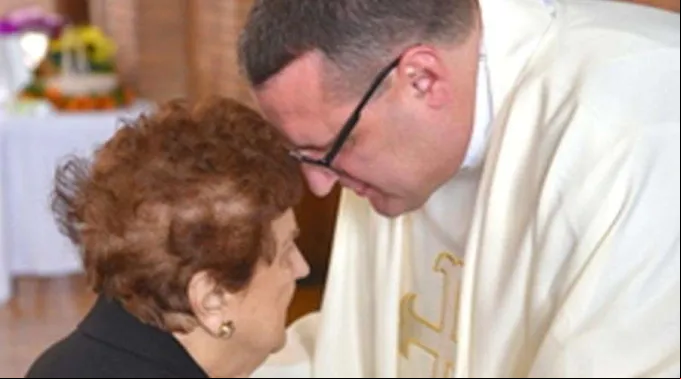PAnthonyCipolleConSuMama_DiocesisdePortland_291117.jpg ?? 