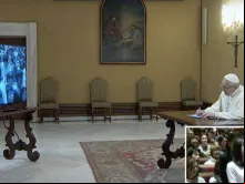 Papa conversa com estudantes de Tóquio.