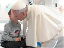 Papa com uma das crianças doentes.