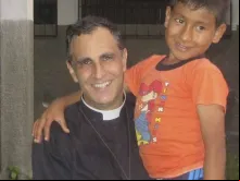 Pe. Ignacio-María Doñoro com um dos meninos do Lar Nazaré. Crédito: Hogarnazaret.es