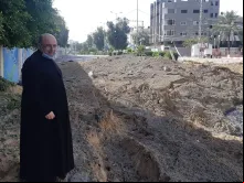 Padre Gabriel Romanelli numa rua de Gaza
