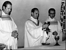 Padre Jorge Mario Bergoglio celebrando missa.