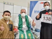 Pe. Mateo Bautista García doando sangue. Créditos: INSN San Borja