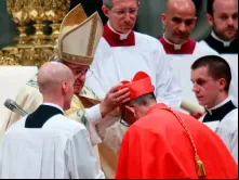 Papa impõe o barrete cardinalício a Juan José Omella, Arcebispo de Barcelona.