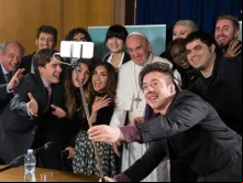 Papa tira uma selfie com Youtubers.