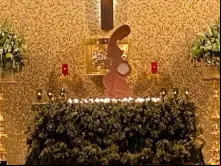 Imagem da “pachamama” como ostensório da Eucaristia sobre o altar da paróquia São João Macías, na área metropolitana de Guadalajara.