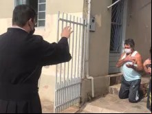 Padre Bruce abençoa uma família 