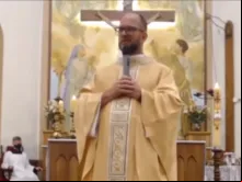 Padre Luciano de Almeida durante a homilia 