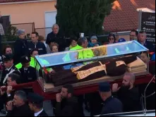 Os restos do Padre Pio em procissão em San Giovanni Rotondo nesta sexta-feira 23 de setembro.
