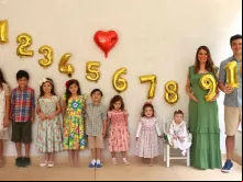 Mariana e Carlos Arasaki com seus filhos.