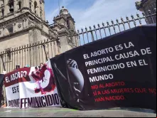 Cartazes pró-vida do lado de fora da Catedral Metropolitana do México durante a marcha feminista de 8 de março. Crédito: David Ramos