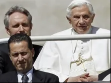 Paolo Gabriele na parte inferior esquerda da foto (Reuters)