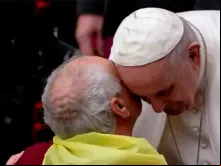 O Papa com um idoso em uma imagem de arquivo.