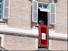 O Papa preside o Ângelus do Palácio Apostólico.