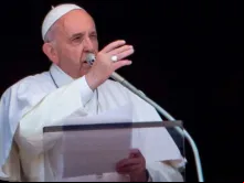Papa Francisco abençoa os fiéis na Praça de São Pedro.