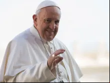 Pe. Escalante ao lado das urnas das relíquias do Padre Ragheed.