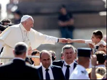 Papa Francisco saúda uma criança na Audiência Geral.