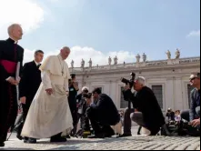 Papa Francisco chega à Praça de São Pedro para a catequese deste 05 de junho.