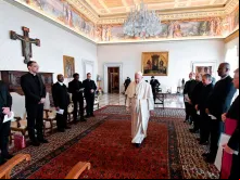 O Papa ao chegar à audiência com o Pontifício Colégio Belga.
