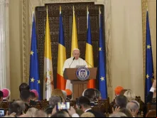 Papa pronuncia seu discurso diante das autoridades romenas.