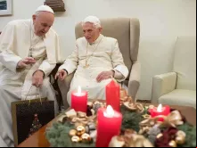 Papa Francisco saudando Bento XVI.