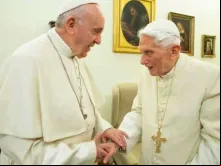 Papa Francisco e Bento XVI, reunidos em 21 de dezembro de 2018. Crédito: Vatican Media