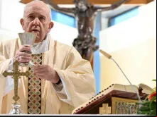O Papa Francisco celebra a missa na Casa Santa Marta.