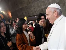 Papa cumprimenta os jovens na Catedral de Tóquio.