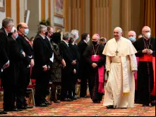 O Papa Francisco saúda os embaixadores credenciados junto à Santa Sé.