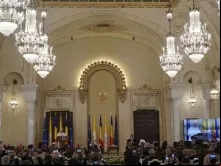 Autoridades romenas escutam o discurso do Papa.