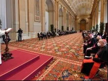 O Papa fala perante o Corpo Diplomático.