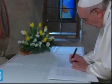Papa Francisco assina a Carta Apostólica.