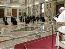 O papa discursa a grupo ecumênico de teólogos 