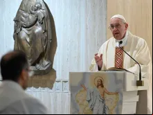 O Papa celebra a Missa na Casa Santa Marta.